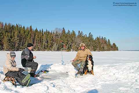 Eisangeln am Bras d’Or Lake auf Cape Breton Island, Nova Scotia, Kanada